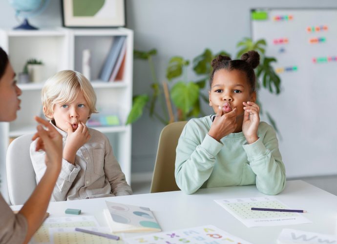 young-woman-doing-speech-therapy-with-children young-woman-doing-speech-therapy-with-children